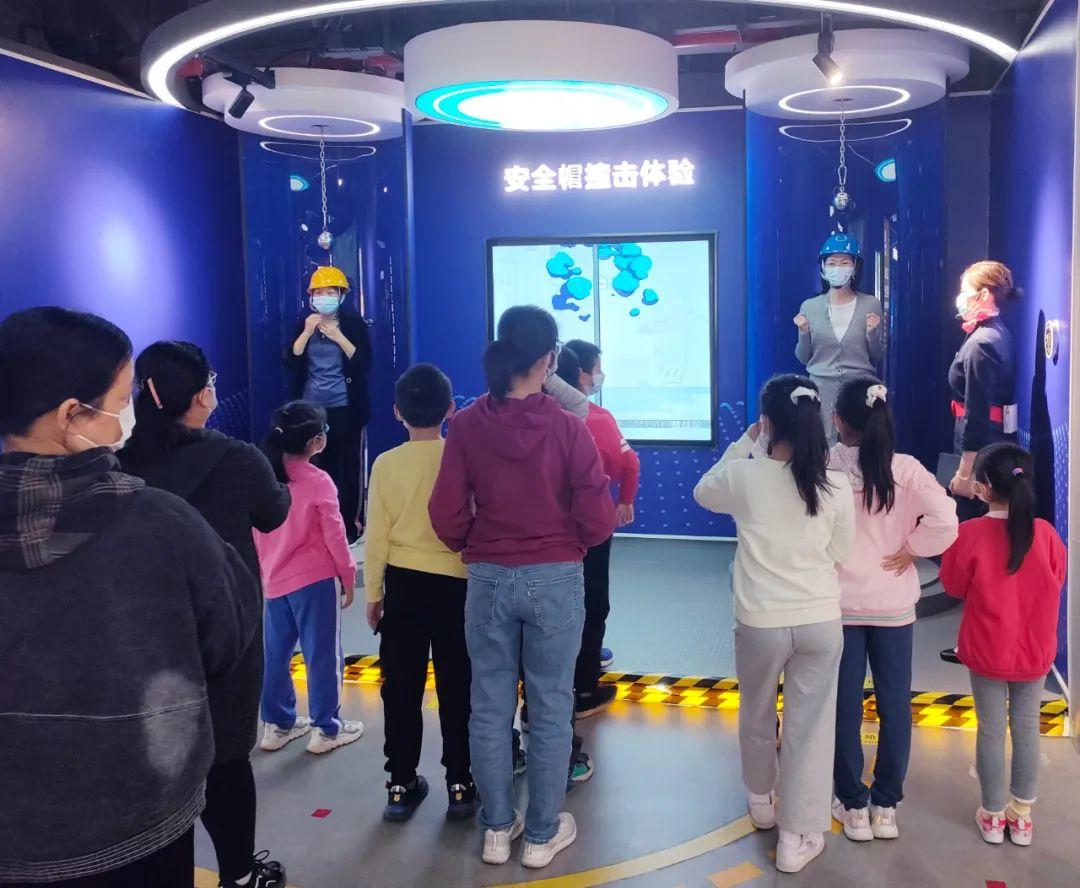 男子外墻施工被困？南山安全教育體驗館來告訴您如何正確高空作業